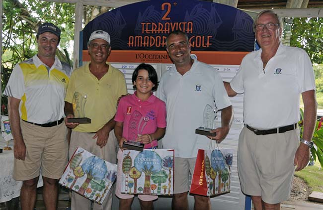 Tariant (esq.) e Lovatelli (dir.) entregam os troféus para Alberto Marques, Tomas Ribeiro e Josue Pimentel