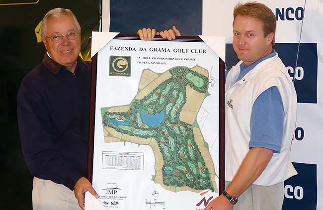 Aluízio Araújo com o designer Brian Costello, no lançamento oficial do campo de golfe, em 2006