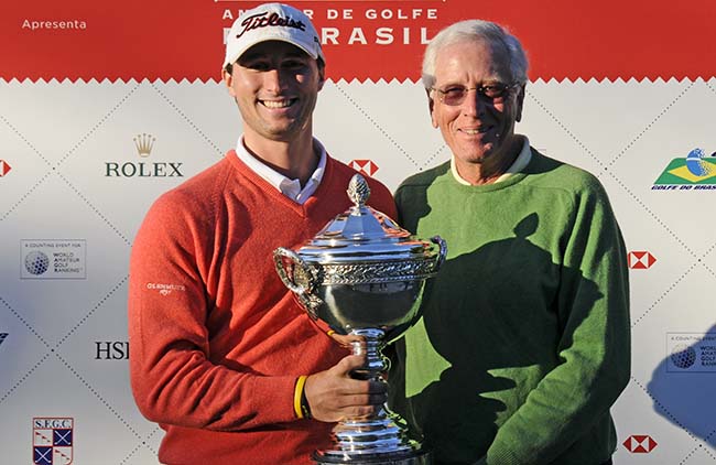 Andre Tourinho comemora bicampeonato brasileiro de golfe em seu último ano como amador, ao lado de Richard Conolly, que foi seu caddie durante toda a semana