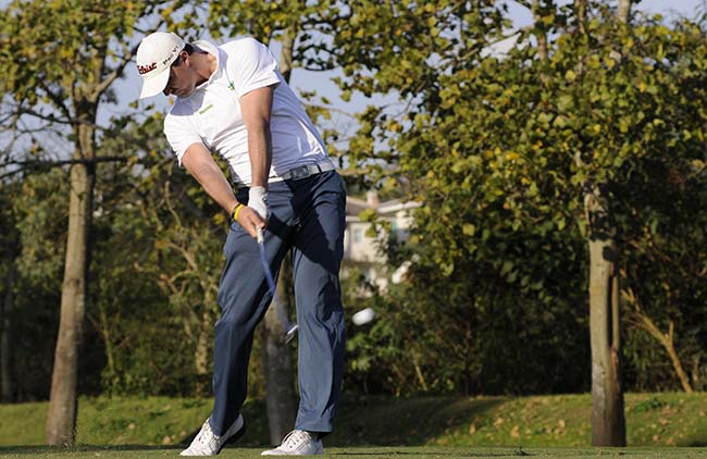 Tourinho no tee do 16: ferro de 240 jardas para deixar a bola a dois metros e fazer birdie a caminho de liderar o maior torneio de golfe amador do Brasil