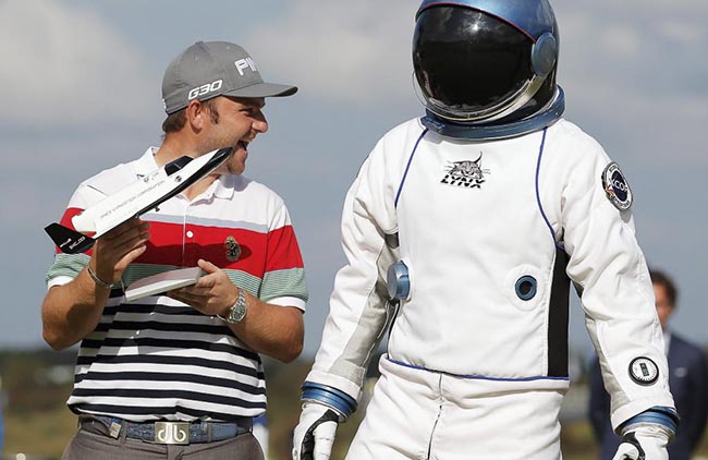 Sullivan recebe seu prêmios de um astronauta vestido a caráter: golfista vai ao espaço em 2015