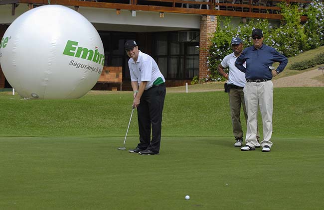 Paulo Cabernite joga observado pelo irmão Sérgio: BEM e Embrase dando exemplo de solidariedade no golfe