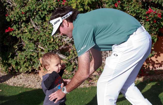 Bubba com Caleb, de um ano: menino usa tacos de destro para começar no golfe