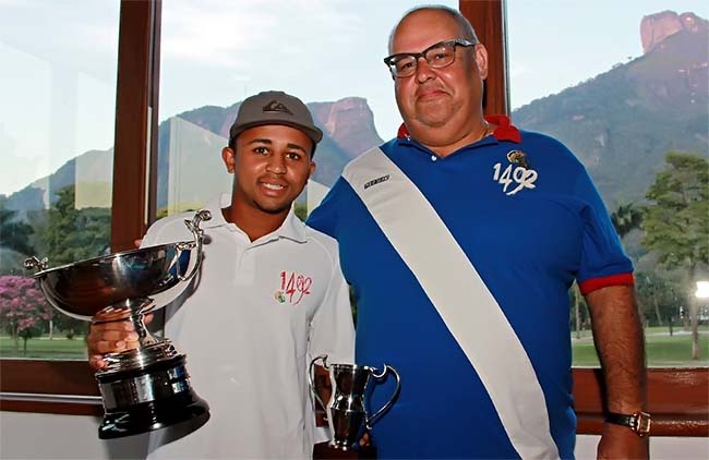 Cristian Barcelos recebe o troféu de campeão estadual de golfe Match Play de Sergio Carpi, presidente do Itanhangá Golf Club