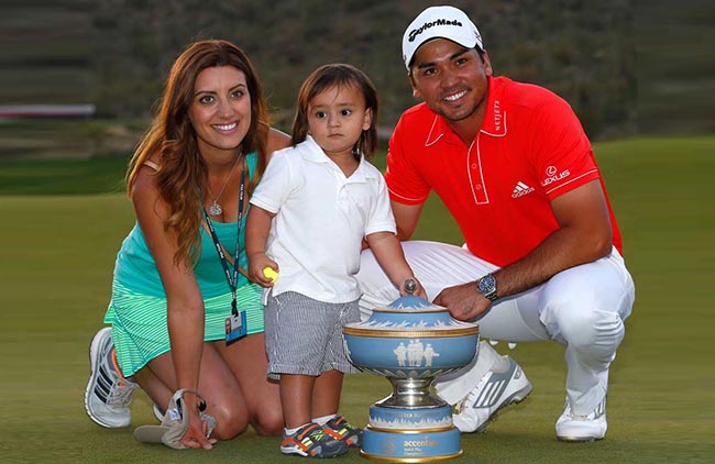 Jason Day com a família e o troféu: vitória mais suada da carreira no golfe profissional, contra o francês que se recusava a perder