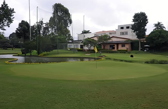 Buraco 9 do FPG Golf Center, com lago na frente do green: campo de golfe com nove buracos de par 3