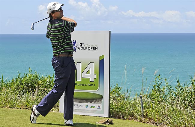 Barcellos: líder isolado do torneio de golfe individual e de duplas da L`Occitane, este em dupla com Waddell 