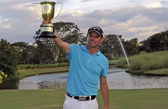 Giumelli desencanta para vencer um torneio de golfe em casa pela primeira vez