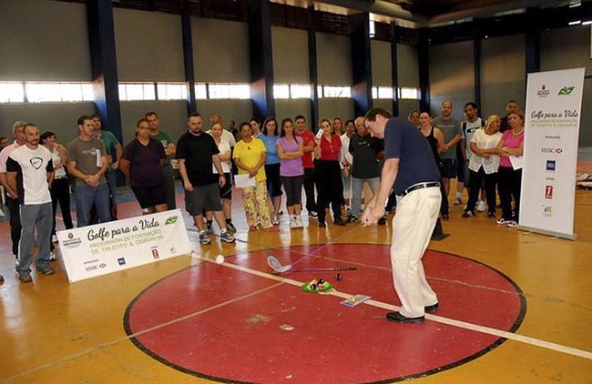 O profissional Nico Barcellos faz demonstração de golfe durante uma das aulas do programa