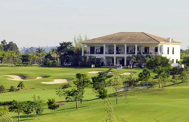 Sede da Fazenda da Grama, com o green do buraco 18: um dos melhores campos de golfe do Brasil