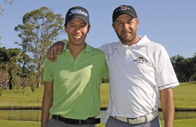 Oda, do Damha, e Marcos, do Londrina: campeões do primeiro Skins Game do golfe brasileiro