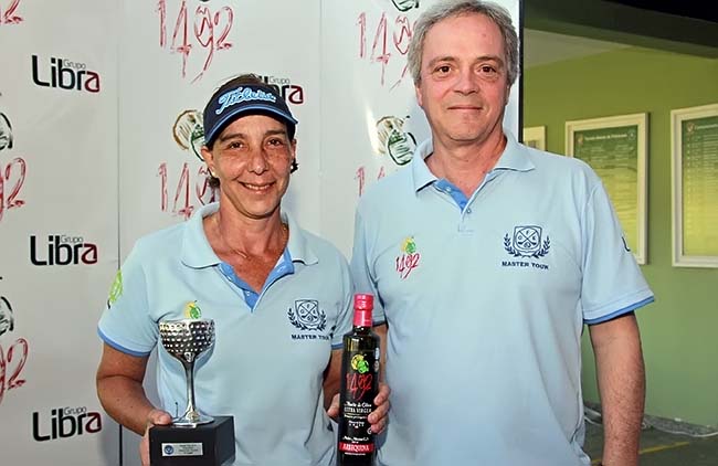 Isabel Lopes posa com os prêmios ao lado do presidente da FGERJ, Luiz Henrique Leão Teixeira.