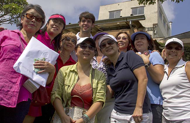 Kaká com as jogadoras do torneio, no Embrase Golf Center: ajudando as crianças e à divulgar o golfe