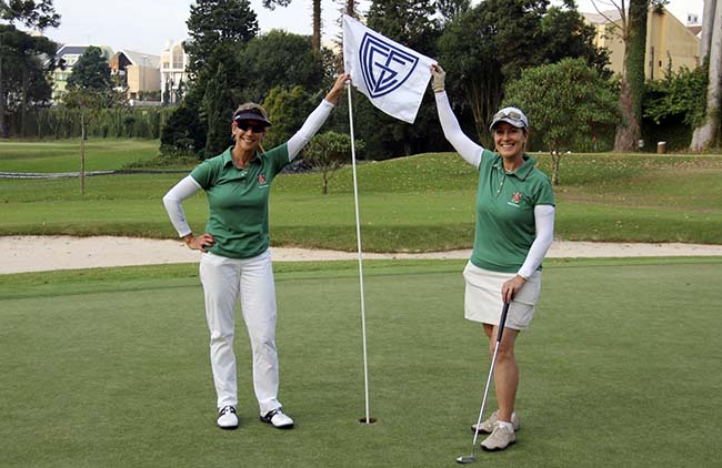 Luciana (esq.), a campeã geral de 2014, venceu a irmã Adriana (dir.) na etapa final do circuito feminino de golfe