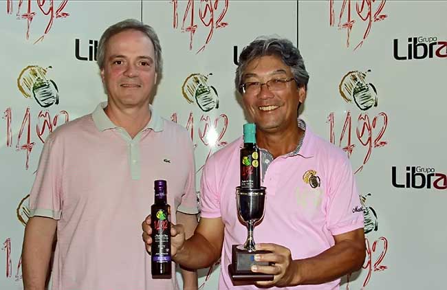 Luiz Henrique Leão Teixeira, presidente da FGERJ, premia Tacashi Ishii no torneio de golfe de Petrópolis