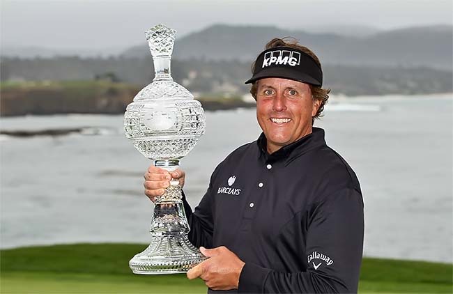 Mickelson com o troféu de Pebble Beach de 2012: nº 4 do mundo tenta igualar recorde de O`Meara