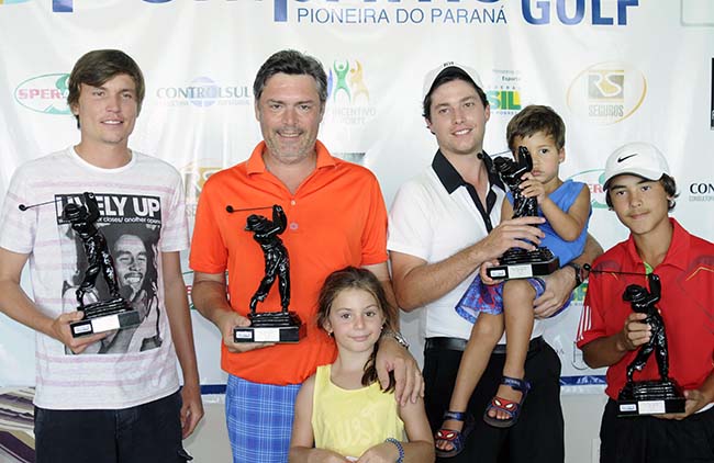 Equipe campeã do Pro-Am do Match Play do Mini Tour Profissional de Golfe, no Pine Hill GC, em Toledo, PR