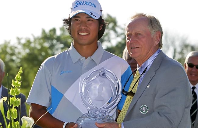 Nicklaus entrega troféu de campeão de seu torneio de golfe a Matsuyama