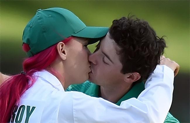 Caroline como caddie de Rory, no torneio de golfe par 3 do Masters: o amor é lindo!