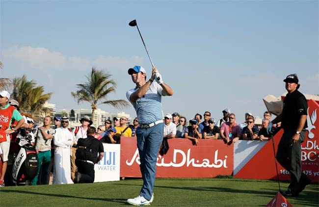 McIlroy, com Mickelson ao fundo: segundo título perdido no golfe de Abu Dhabi por descaso com as Regras