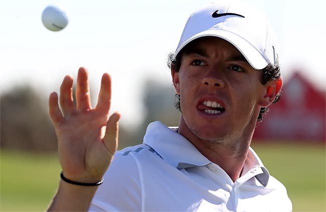 McIlroy: jogando nove abaixo no torneio de golfe de Dubai para deixar Woods cinco tacadas atrás