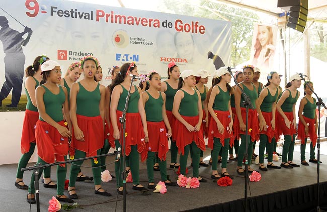 Meninas do Grupo Primavera se apresentam após torneio de golfe: projeto social premiado internacionalmente