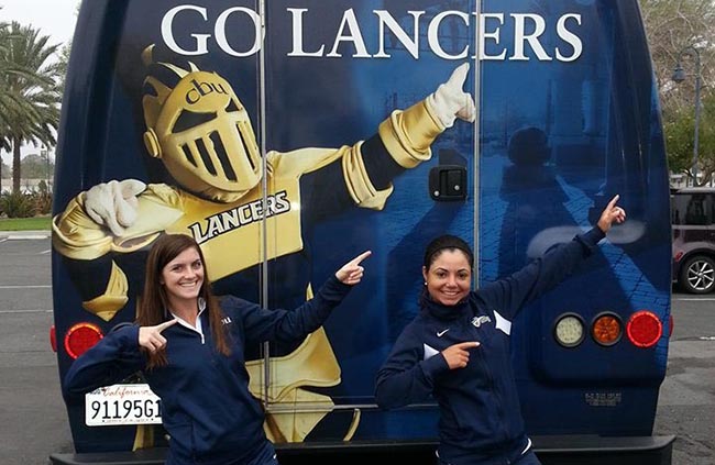 Nathalie posa ao lado da companheira do time de golfe feminino da CBU: Go, Lancers!