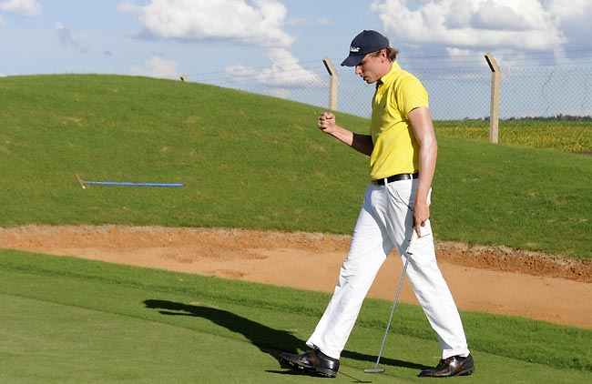 Navarro emboca para birdie no primeiro buraco extra para derrotar Pablo e ir às semifinais