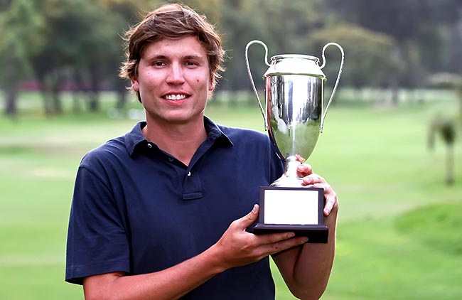 Navarro com o troféu do final do Tour de Desenvolvimento do PGA Tour LA: primeira vitória internacional no golfe profissional conquistada há menos de três meses