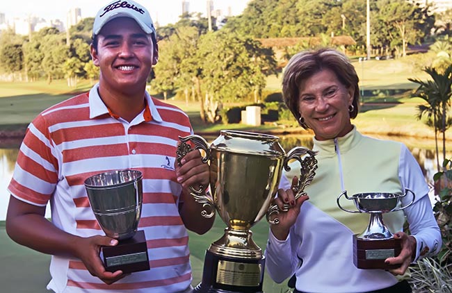 Negrini e Barata com os troféus do aberto de golfe do Ipê. Fotos: FPG/Divulgação