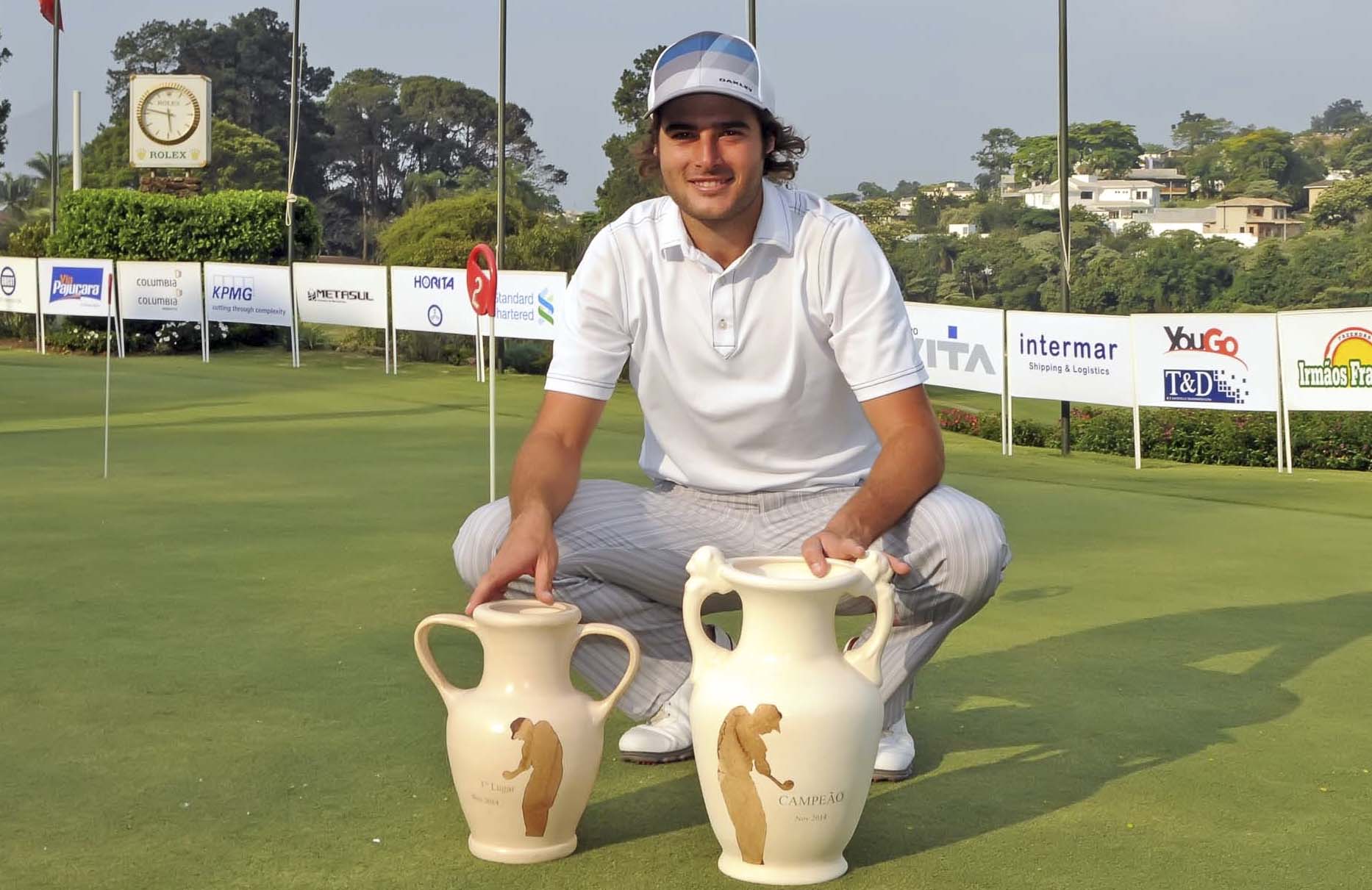 Salem com os dois troféus de campeão do Torneio de Golfe Casa da Paz: evento beneficente em alto estilo