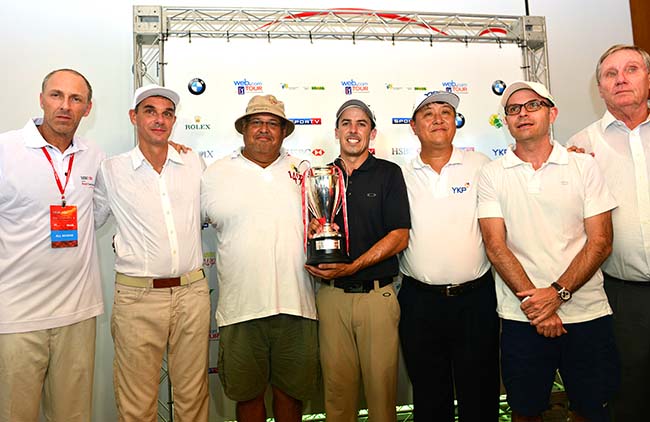 Yim King Po, da YKP, e Sergio Carpi, do Azeite 1492, ladeando o campeão Jon Curran, junto com os demais patrocinadores da etapa paulista do Web.com Tour