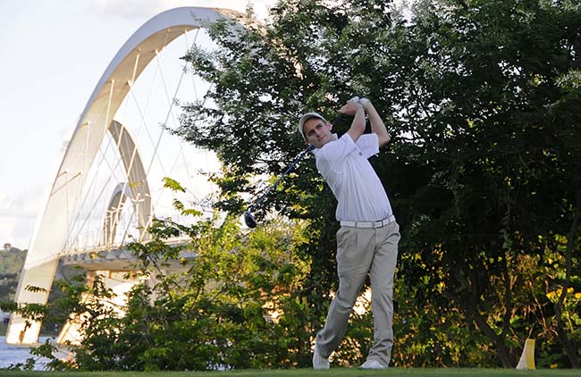  Pepê começa buraco final, com a ponte JK ao fundo: lideando o torneio de golfe dos 50 anos do clube