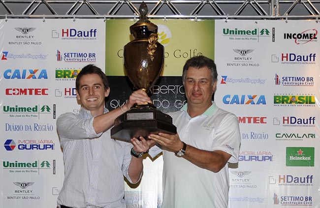 Fuad Pachá, presidente do Quinta do Golfe, entrega o troféu de campeão do Aberto para Pepe