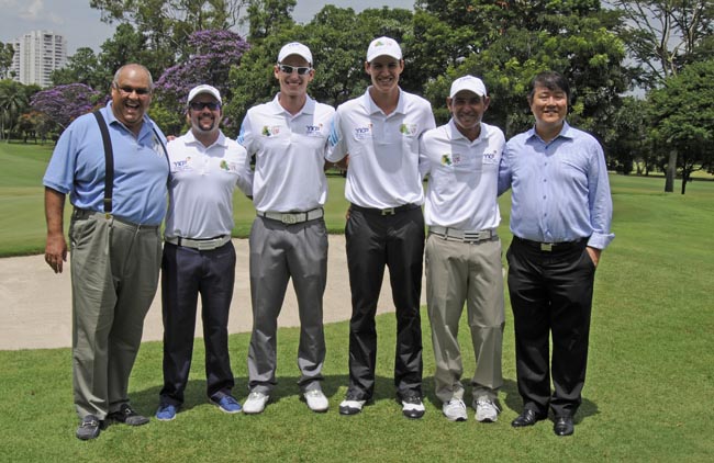 Sergio Carpi (esq.) e Yim King Po (dir.) com sua equipe de profissionais: Gasnier, Stapff, Becker e Ronaldo