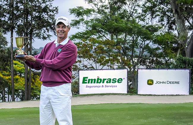 Gomez exibe o troféu ganho no Aberto de golfe do CCSP, em 2013: em busca do 13º título