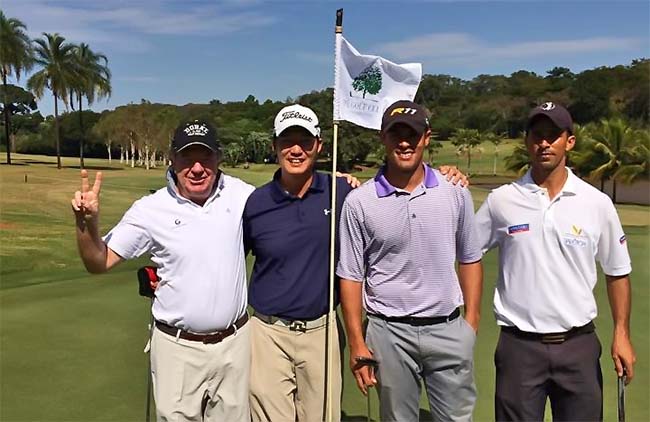 Cândido, com Rodrigo e profissionais, no buraco 7, onde foi feito o hole-in-one da etapa de golfe do MTPG