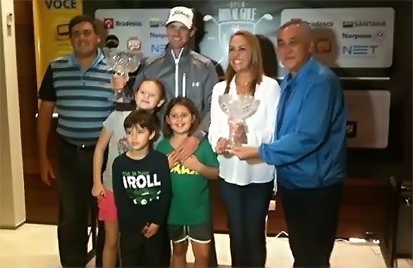 Miguita, do Royal Golf, premia os campeões de seu Aberto de golfe