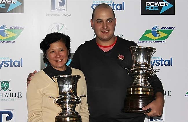 Ruriko e Thiele: campeões do Aberto de Golfe do Estado do Paraná, no Alphaville