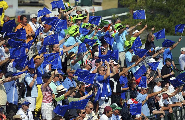 Torcida da Europa vai à loucura com virada do time em 2012: fleuma deixada de lado em clima de Copa do Mundo de futebol