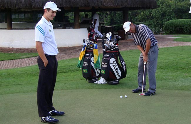 Stapff e Ronaldo: integrantes da equipe YKP/Azeite 1492 treinan no SPGC para o torneio de golfe desta semana. Foto: Luizinho Gonçalves