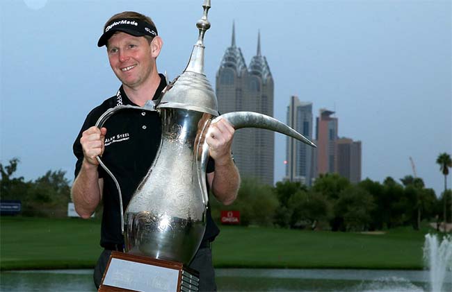 Gallacher com o troféu do torneio de golfe de Dubai: fazendo história no golfe europeu