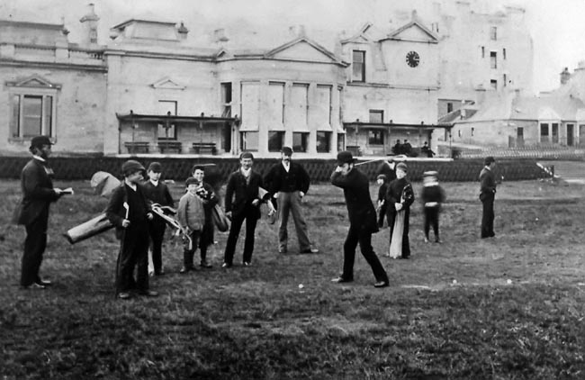 Tee do 1 do Old Course, em 1842, quando o padrão de 18 buracos foi incluido oficialmente nas Regras do Golfe