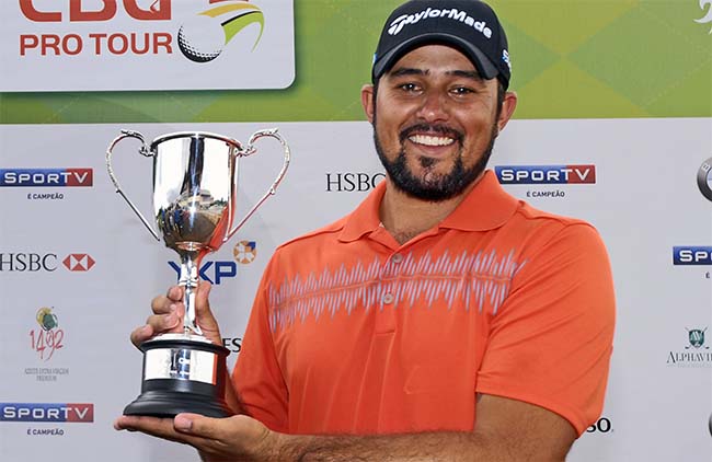 Tiago Silva com seu primeiro troféu no circuito brasileiro de golfe profissional: virada no penúltimo buraco