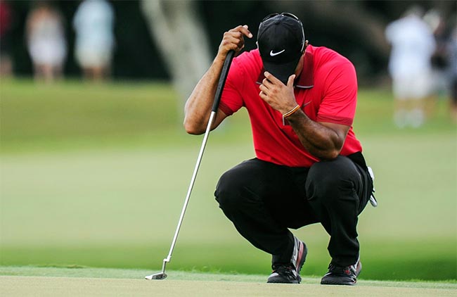 Tiger com dores nas costas no campo de golfe: aguentando até onde foi possível, antes da cirurgia