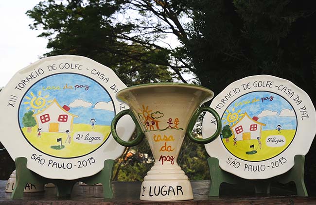 Troféus do Torneio de Golfe Casa da Paz são produzidos pelas próprias crianças da entidade