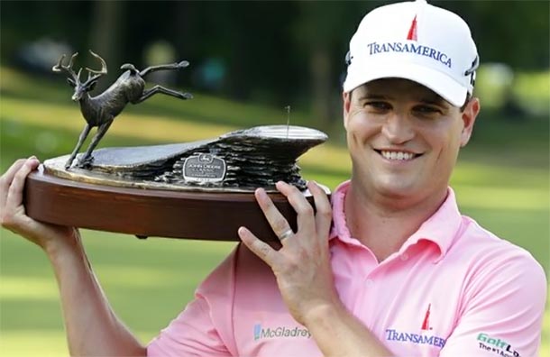 Johnson com o troféu do torneio de golfe da John Deere: patrocinador por três anos