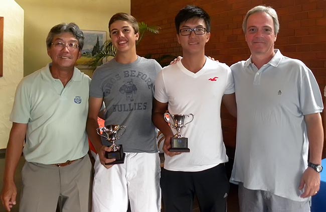 A dupla campeã com Tacashi Ishii, diretor técnico da FGERJ, e Luiz Henrique Leão Teixeira, presidente da entidade