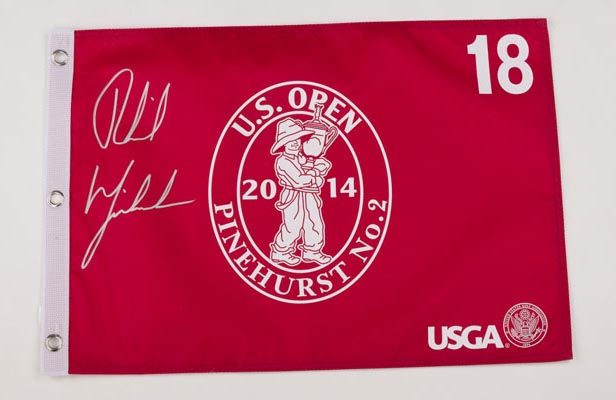 Bandeira do US Open de golfe de 2014 assinada por Phil Mickelson. Cortesia Callaway Golf