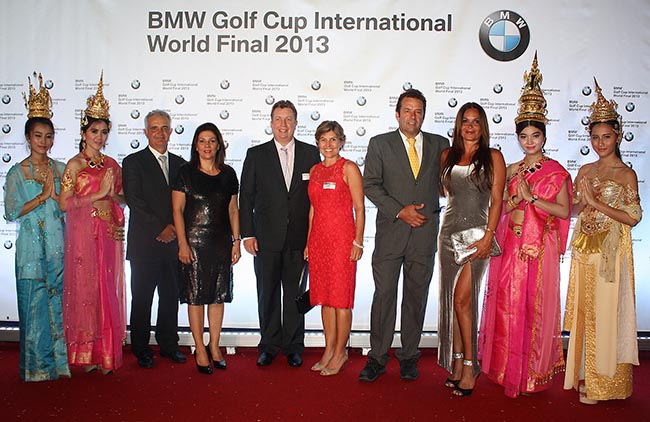 Os brasileiros, com marido e esposas, na festa de gala que encerrou o torneio de golfe da BMW